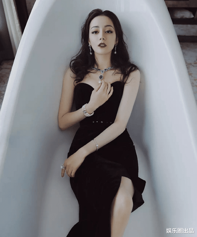 霍思燕|迪丽热巴在淋浴房拍大片，诠释“纯与欲”，网友的评价只有三个字