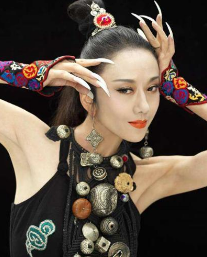 李小璐|61岁杨丽萍晚年生活，变成现实版“老佛爷”，生活靠男助理伺候