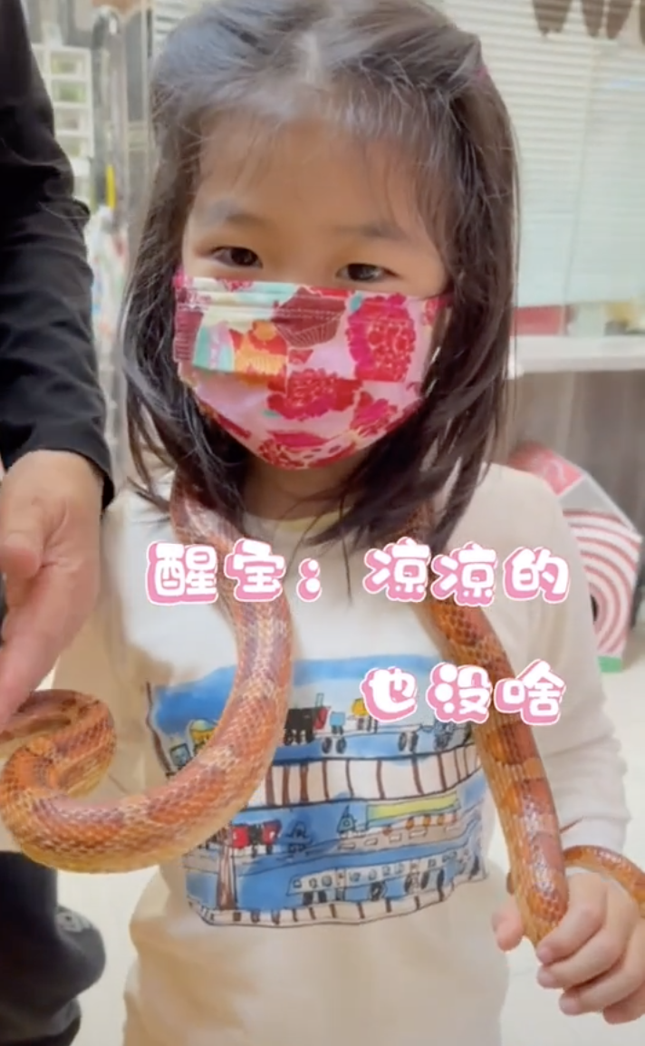 章子怡|章子怡晒儿子亲吻电影海报里的妈妈，宠溺地感慨：深情的小可爱