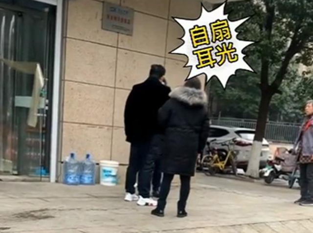 金花的信息 “求求你还我钱”！江苏一男子当街下跪磕头要钱，自扇耳光