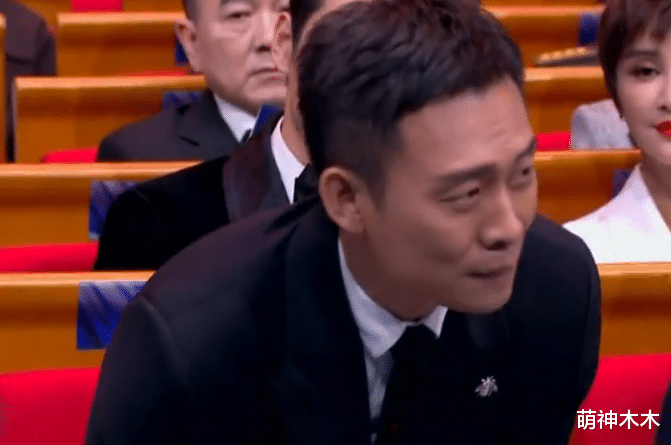 贾玲|金鸡奖众星台下反应太真实：贾玲难掩失落，张译紧张到闭眼抿嘴