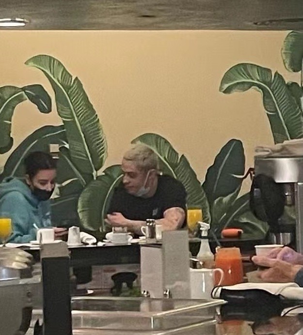 金·卡戴珊|金卡戴珊的小男友为她买珠宝！棒球衣配中裤很潮，眼圈乌青超萎靡