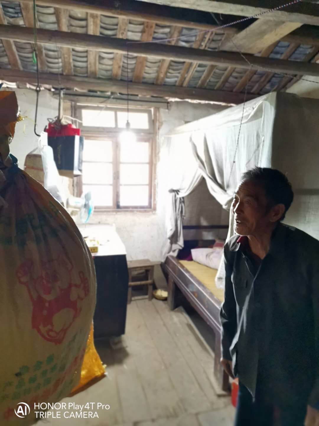 |爷爷独居的农村老房子，“卫生间”太特别，现在都绝迹了