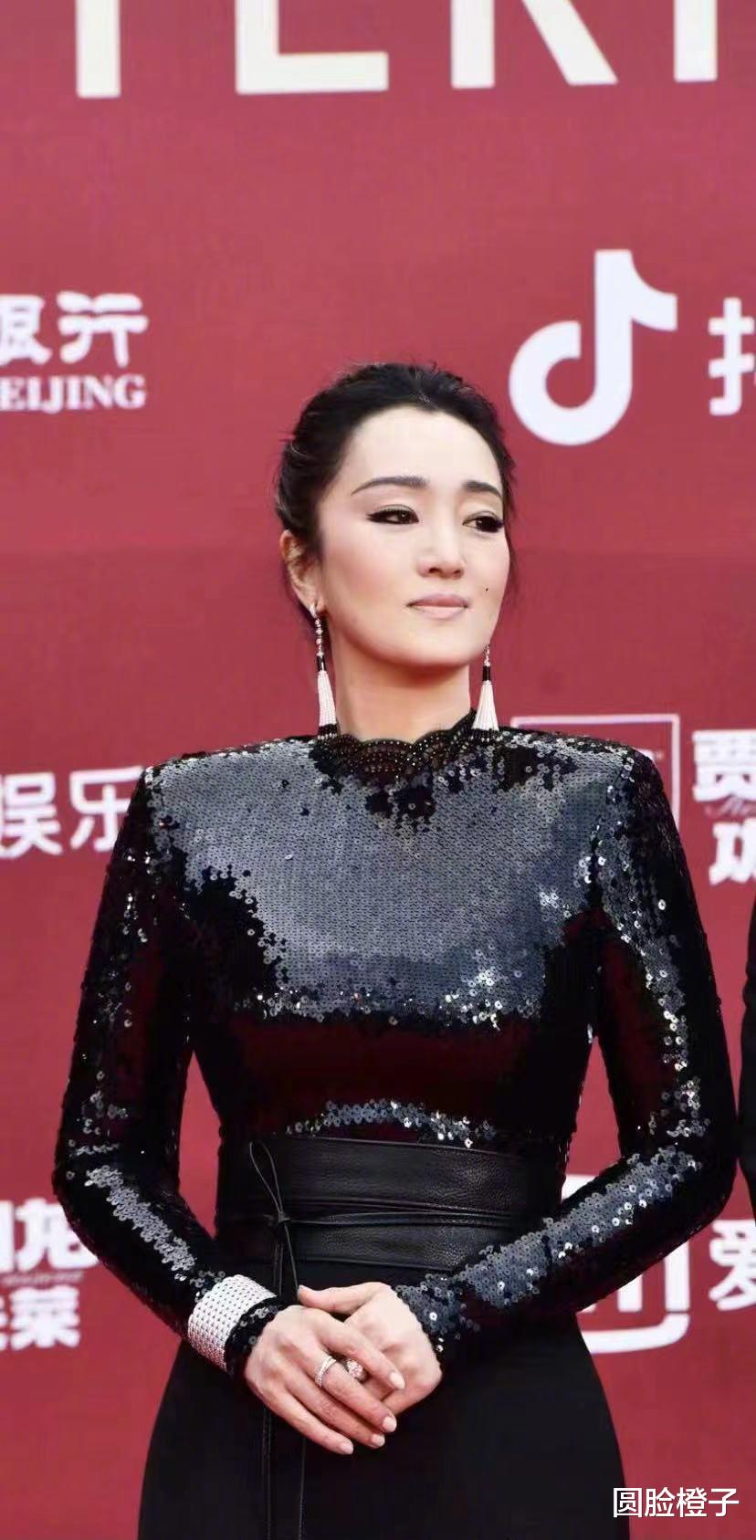 穿衣搭配 巩俐的美很难被复刻，一身黑色修身连衣裙亮相，没有红唇不怒自威