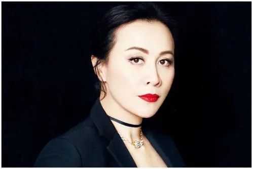 那英|5位被誉为“酒鬼”女星，那英将林志玲喝进医院，小s醉酒见人就亲