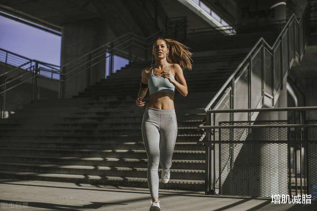 跑步|每天慢跑10公里，减肥效果如何？消耗一斤脂肪，需要跑步60公里