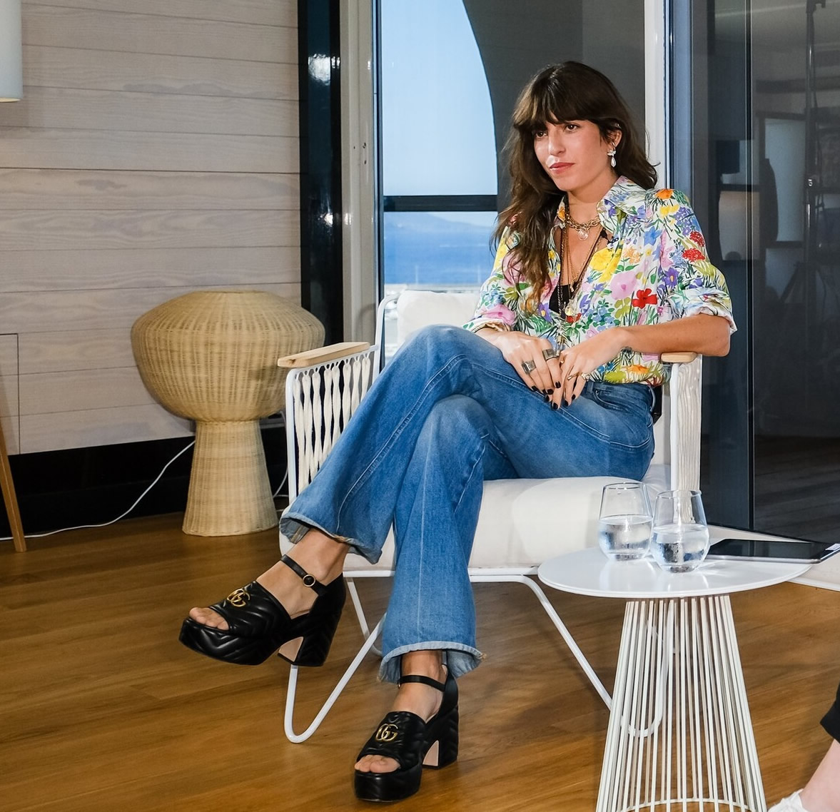 红珊瑚me|夏天度假怎么穿？印花衬衫配牛仔裤不错，浪漫甜美极具法式风情