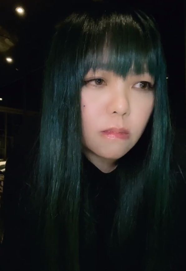 张惠妹|张惠妹深夜开直播？现场拆假睫毛，再唱经典歌曲《蓝天》