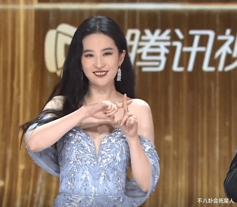 鞠婧祎|女星美貌背后的B面：鞠婧祎浮粉卡纹，赵露思为直角肩控制肌肉