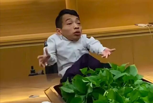 何沐青谈|这位身高不到1米,坐在婴儿车的男孩竟然是个亿万富翁