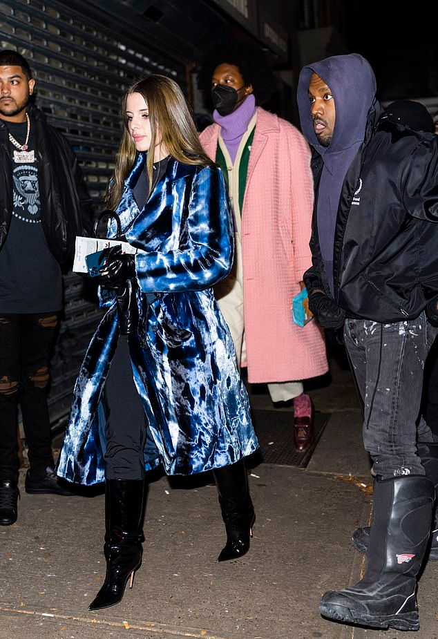 金·卡戴珊|坎爷和新欢高调亮相！32岁新欢穿电光蓝皮风气场不输金姐，太飒了