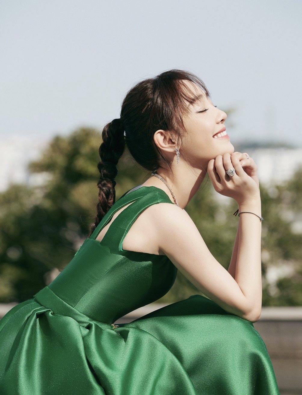 |白百何气质把握的很“稳”，马尾辫搭配绿色连衣裙简约大气，真美