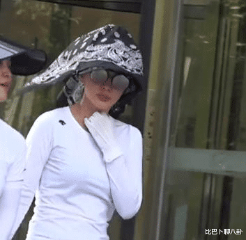 李冰冰|李冰冰外出被拍，穿健美裤腿型弯曲，无修饰的脸蜡黄但紧致不松！