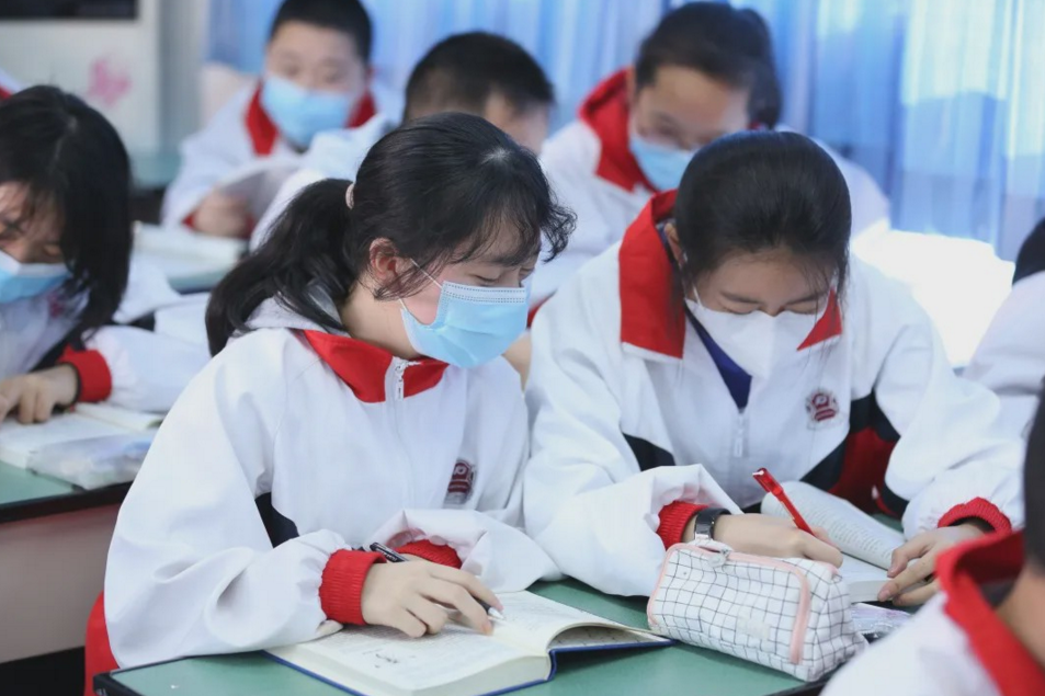 中考|同样是初中生，“住校与走读”分数差距很大，中考后可见分晓