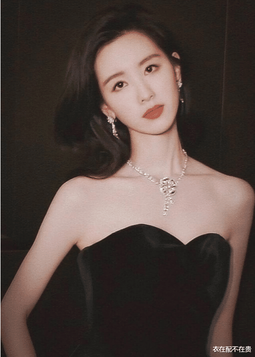 穿衣搭配|章泽天到底气质出众，别人穿了显老的职场造型，她却能穿出高级感