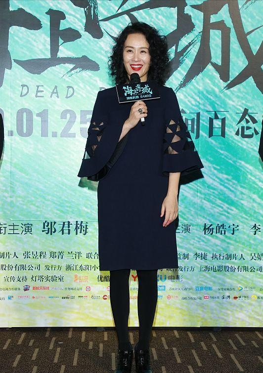 Lady变美日记|邬君梅一头卷发还挺显老，但看身材能让人闭嘴，穿黑丝曲线太惹眼
