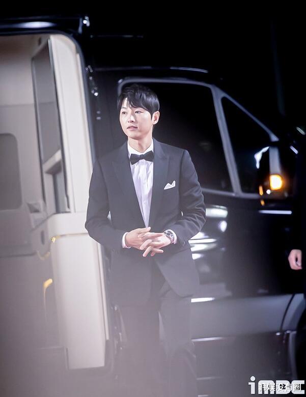 宋仲基|韩媒：宋仲基外婆去世，今日出殡