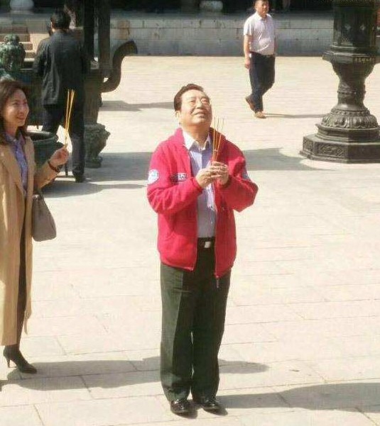 梦鸽|披LV红色围巾戴佛珠显平和，似不再为儿焦虑 李双江妻子梦鸽回乡探亲