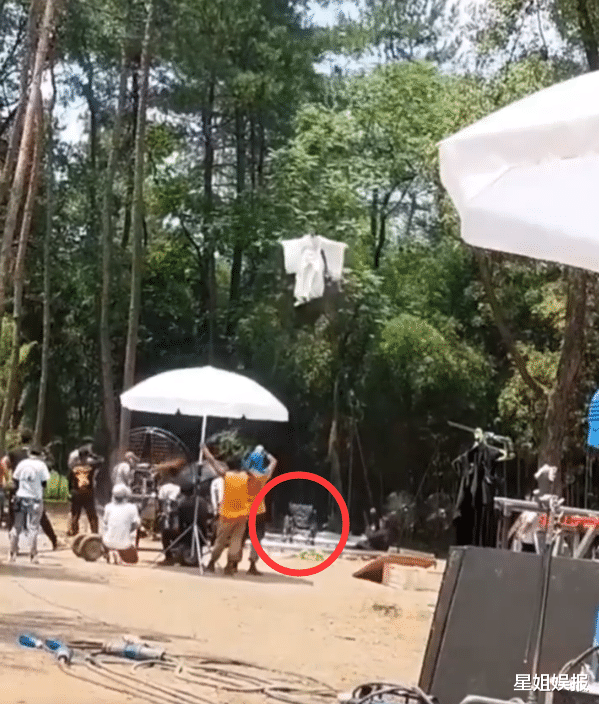 罗云熙|罗云熙拍《追光者》受伤坐轮椅,还因太瘦惹争议,后晒健身视频回应