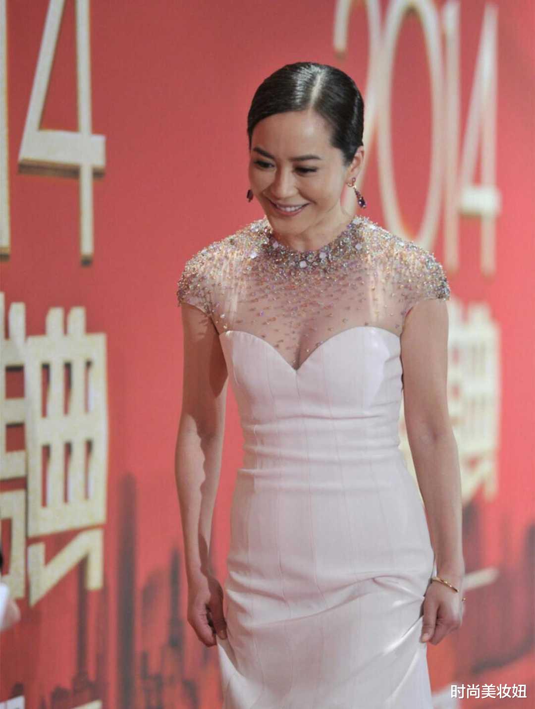 |俞飞鸿虽到了大妈年纪，但身材保养得很好，穿鱼尾裙高级优雅