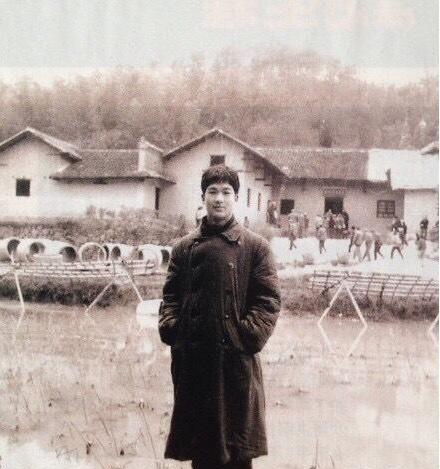 张国立|1972年，张国立与尸体同睡几晚后，头发一夜掉光，至今不敢回忆！