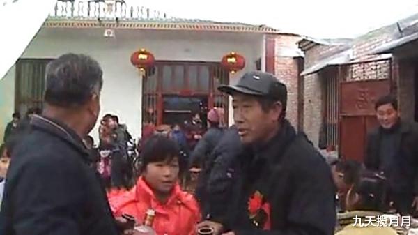 九天揽月月|结婚当天，就因为新娘对婆婆的一个举动，新郎当场“退货”