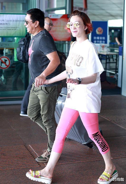 lo时尚咖|李小冉和富豪老公同框出游,满脸笑容太恩爱,休闲穿搭真随性