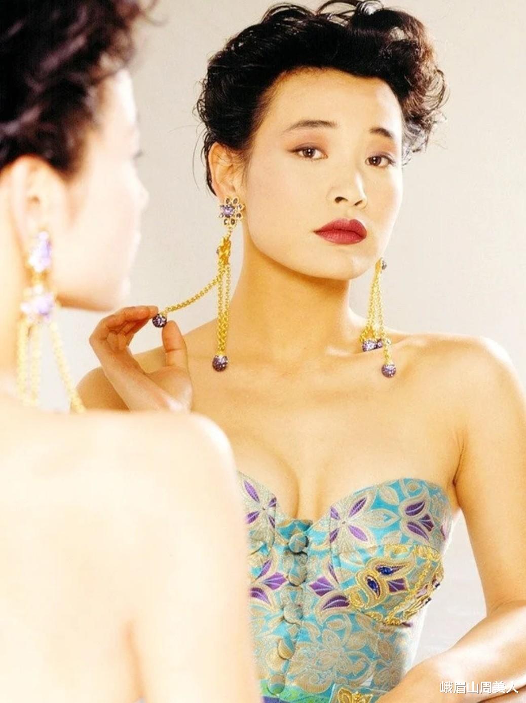 吊带裙 58岁陈冲这身材好得不真实，穿深V吊带裙拍大片，满满的高级感