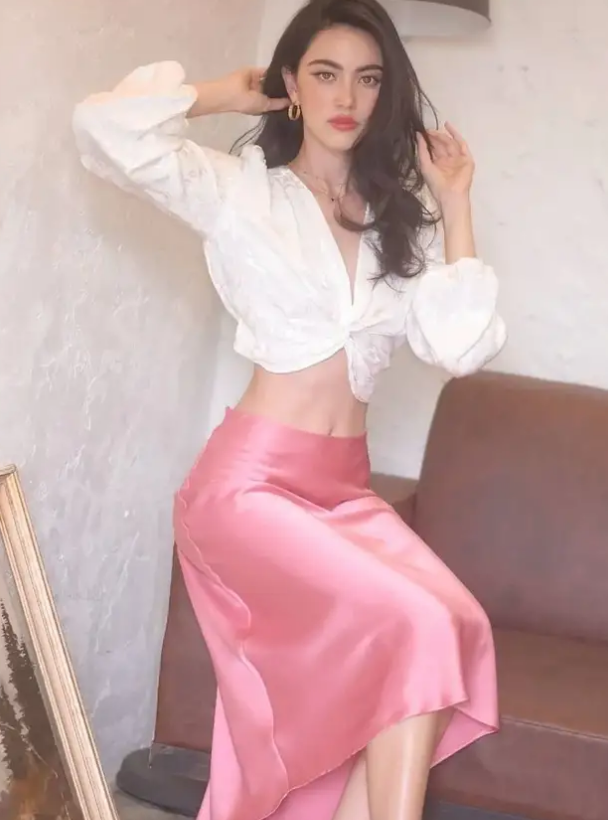 潮帮先生|周冬雨和关晓彤撞衫同款拉链裙,穿出了小个子优势,完全不输气场