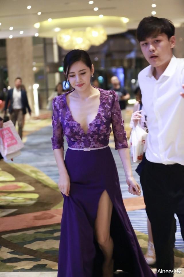 秋瓷炫|秋瓷炫真是风韵犹存的女人,穿紫色长裙温柔妩媚,V领挺加分