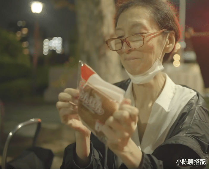 穿衣搭配|见过64岁的“少女”吗？这位奶奶做到了极致，时髦优雅一眼惊艳