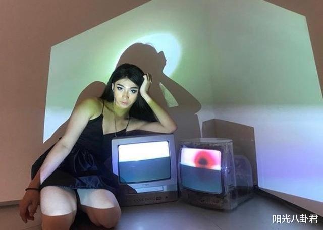 伊能静|辣眼睛，伊能静儿子再扮女装，妆容夸张胸口绑带，网友担心取向？