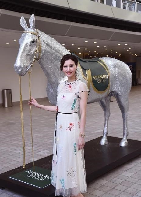 小陈有说 最美港姐李嘉欣现状，年过半百穿亮片白裙子，仍然娇俏可人