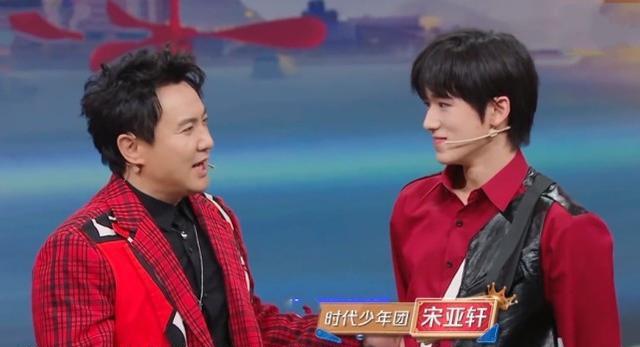 冯绍峰|关晓彤和华晨宇站一起，谁注意她穿的鞋？是对男方身高最大的尊重