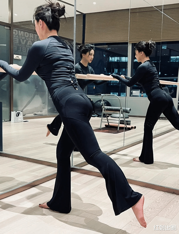 王岳伦|37岁朱珠穿紧身衣做瑜伽,双手撑地曲线突出,产后4个月更显丰腴