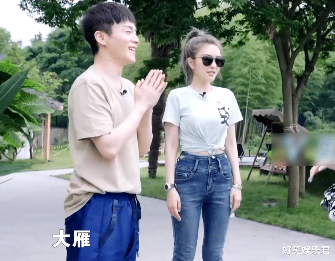 周扬青|周扬青带团队录节目，怎知身材却过于抢镜，这怕是自带精修特效