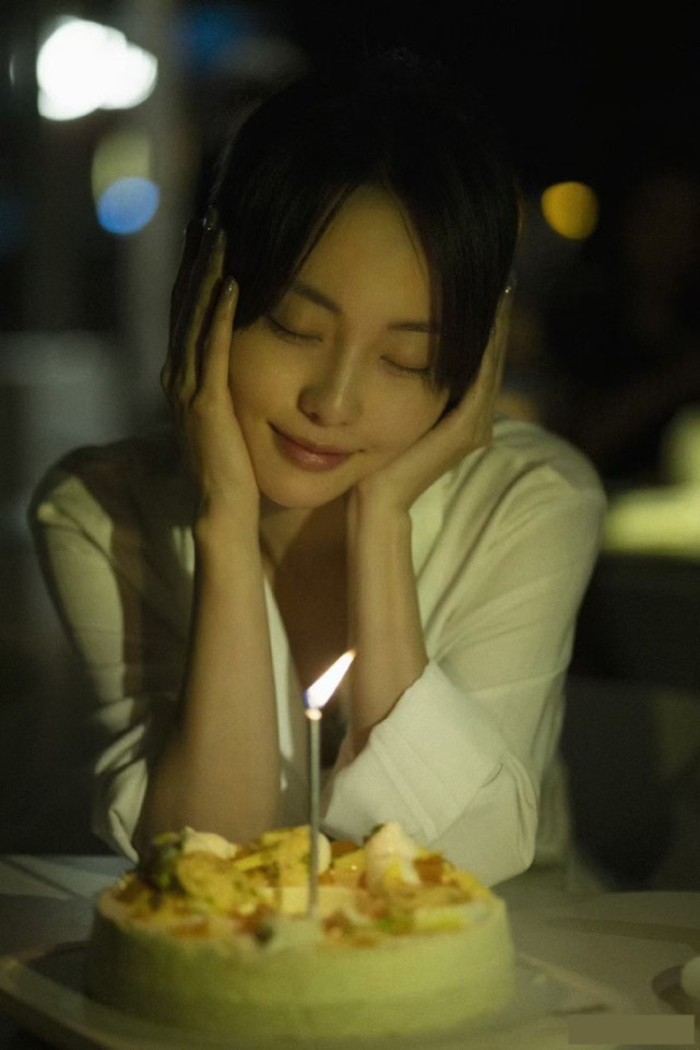 张嘉倪|张嘉倪过万圣节，大冷天穿露肩长裙，与男粉亲密合照不惧买超吃醋