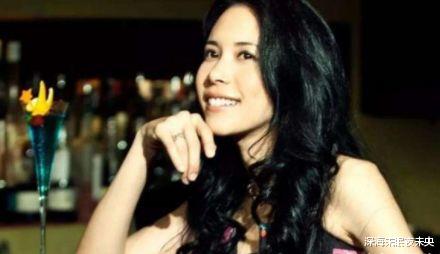 明星素颜|和周星驰谈过恋爱,41岁嫁给自己初恋,为爱愿当三孩子的后妈