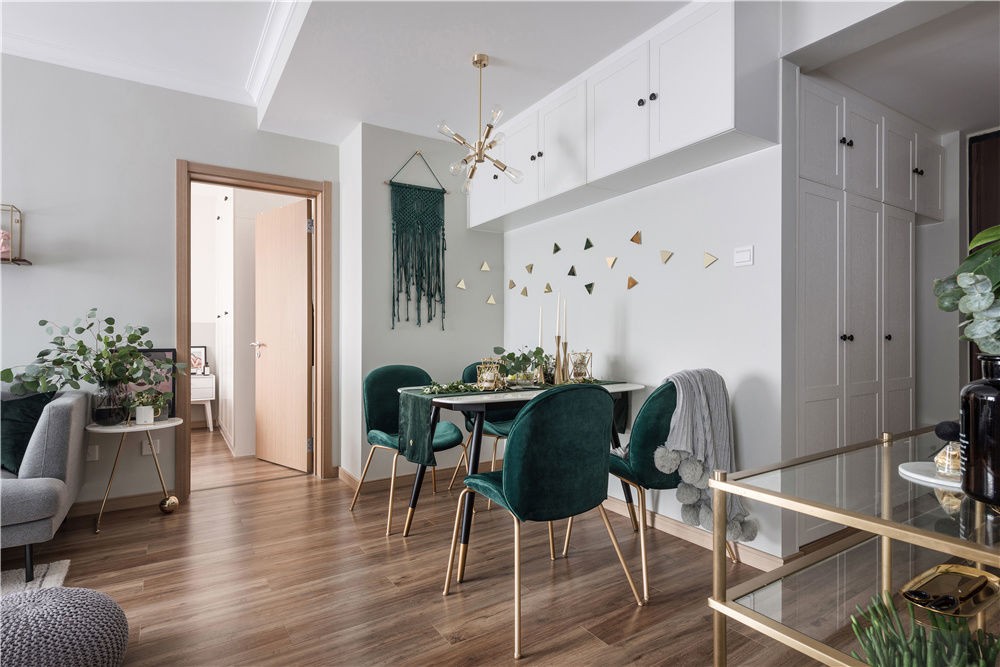 家居超人|墨绿色搭配金属的元素，全屋清新又亮丽，打造温馨时尚的两居室