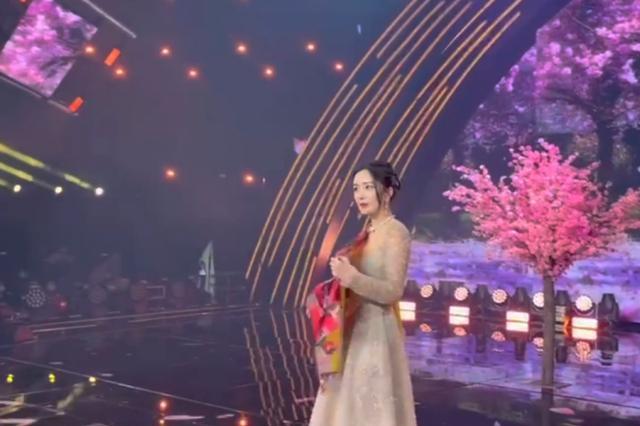 邓超|邓超给杨幂录视频不开美颜，暴露对方“真实身材”，这还是女神？