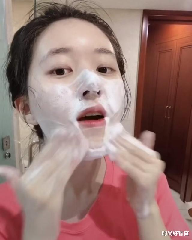 洗面奶|刚打湿脸就直接涂洗面奶, 怪不得黑头粉刺疯长, 这才是正确洗脸方法