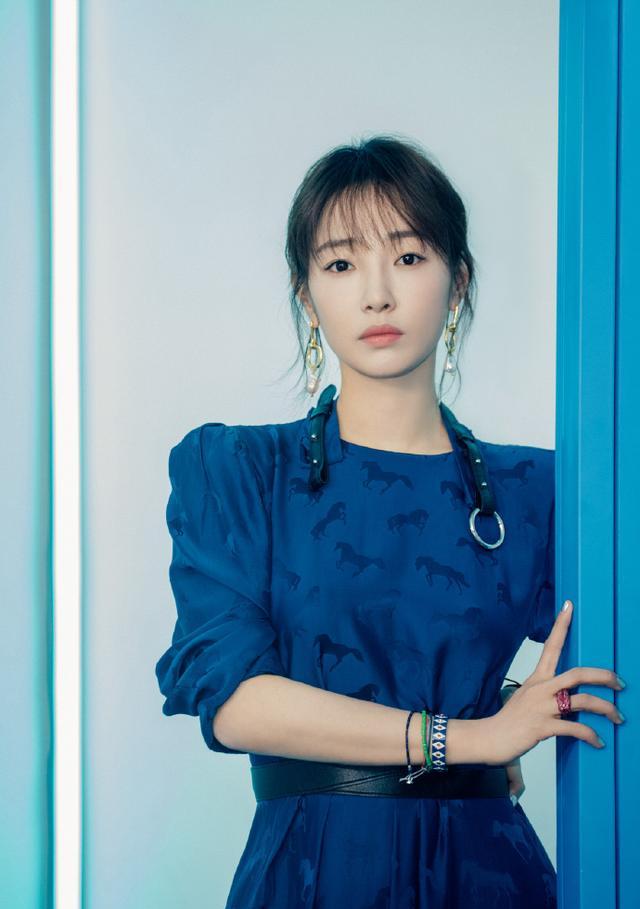 连衣裙|白百何这次太美了，雾霾蓝连衣裙配卷毛刘海，清新甜美又高级