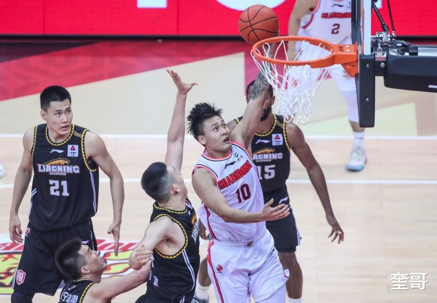 辽宁男篮|总决赛最后一战，辽宁队还有两变招，已无变招的杜锋只能期待一人爆发