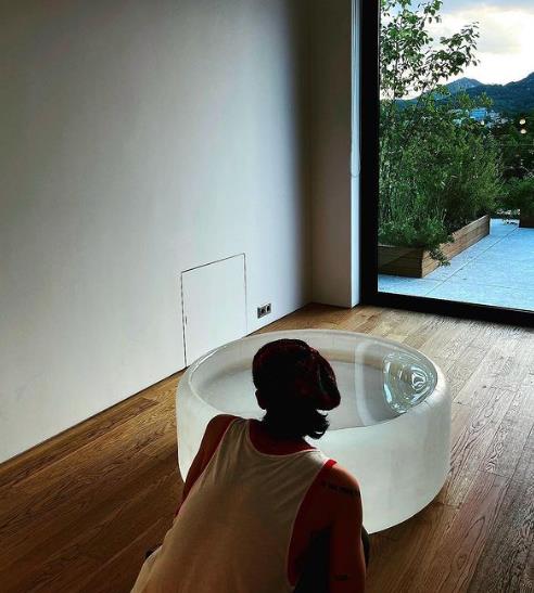 权志龙|权志龙90亿韩元公寓公开 被誉为现实版的顶楼 豪华内部不输博物馆