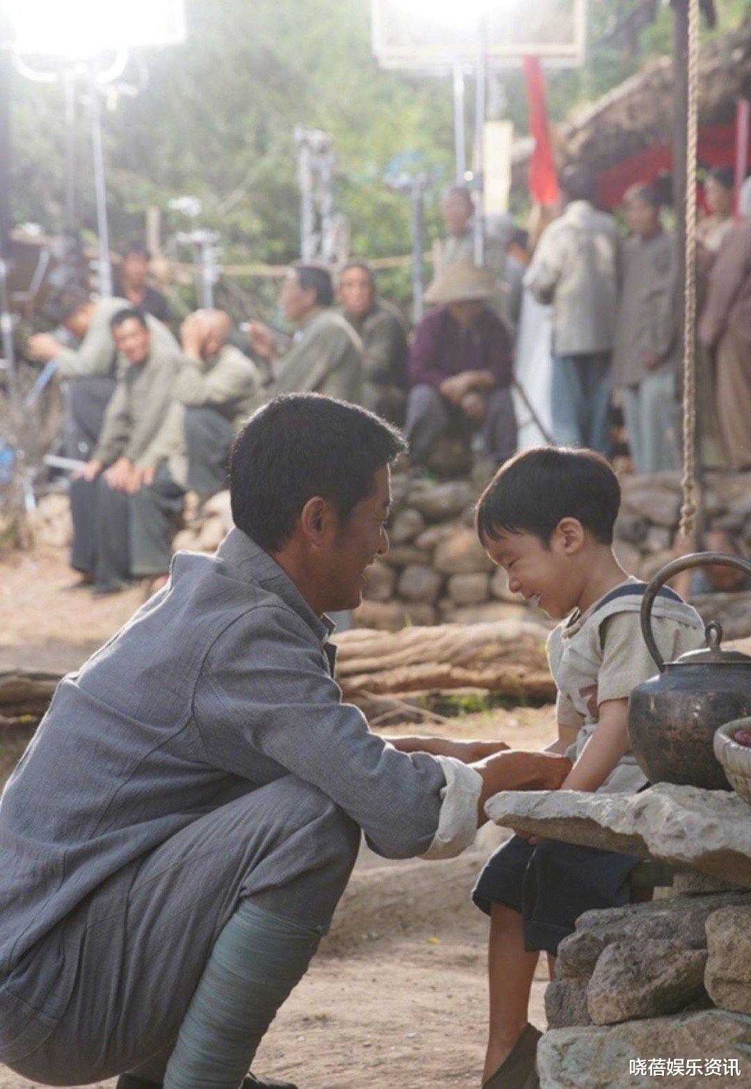 吴京|吴京老婆谢楠晒出儿子片场照，父子互动超有爱，很不错的一次体验