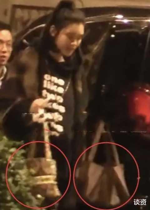 奚梦瑶|何猷君一家聚餐，奚梦瑶殷勤帮婆婆拎包，网友：真自觉