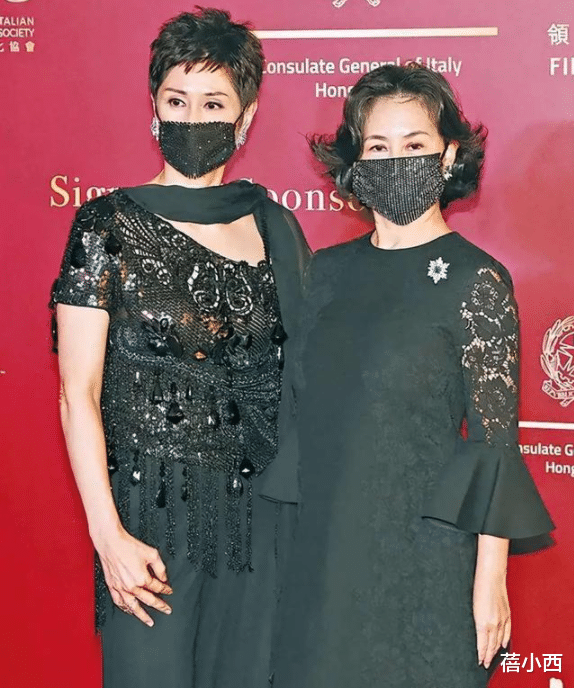 蓓小西|何超琼的“女掌门气质”太高级，穿一袭小黑裙，也能惊艳又气派