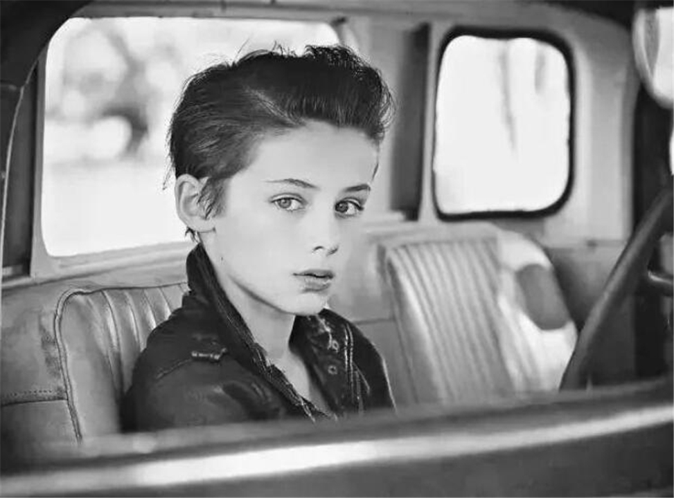 撞脸|5年前国外走红的“最美男孩”长大了！16岁近2米高，撞脸“丁真”