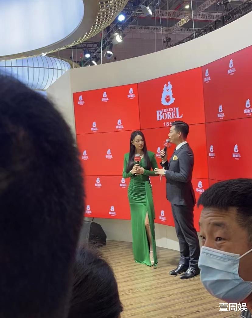 张馨予|张馨予出席活动捞金，不惧寒冷太拼了，分分钟成为全场焦点！