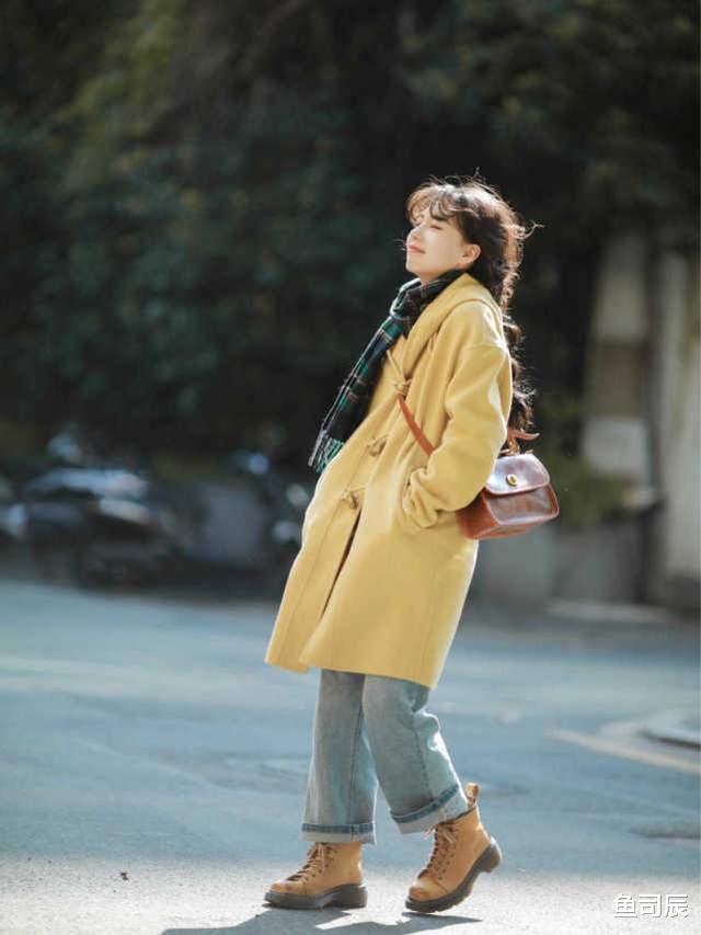 鱼司辰 秋冬大衣穿搭指南，搭配毛衣和牛仔裤，小个子女生也能穿出高级感